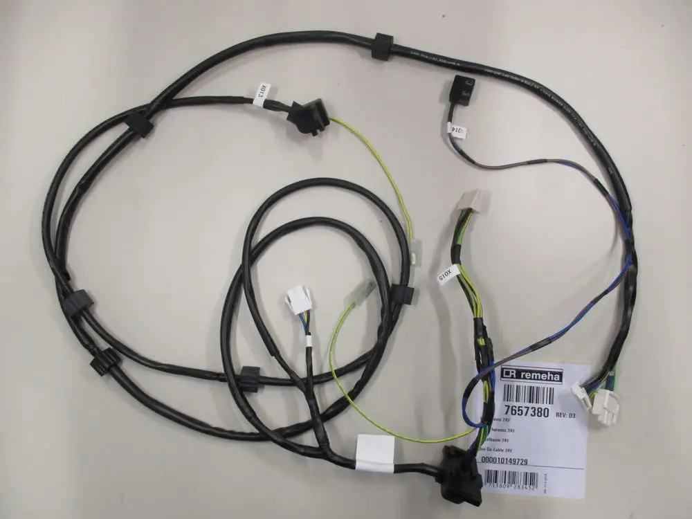 Kabelbaum von Remeha mit mehreren Leitungen und Steckverbindungen, zur elektrischen Verbindung in Heizsystemen.